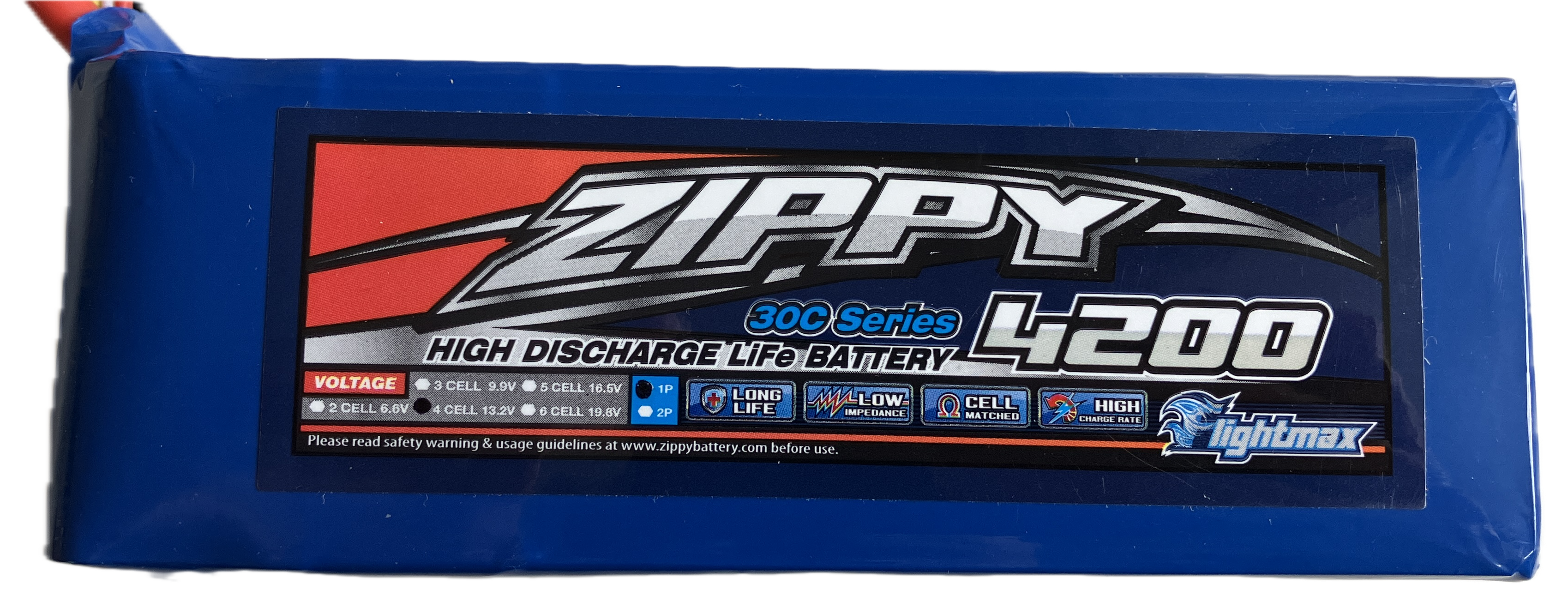 Dieser Alt-Text wurde noch nicht überprüft.

Zusammenfassung: Rechteckiger, blau eingeschrumpfter Akkupack mit großem Etikett „ZIPPY 4200“ der „30C Series“, frontal aufgenommen.

Beschreibung: Der Akku ist in blauer Schrumpffolie verpackt, die Ecken sind leicht geknickt; oben links ragen dicke Leitungen heraus (sichtbar ist ein rotes Kabel mit blauer Isolierung am Austritt). Das zentrale Etikett zeigt eine rot-dunkelblaue Gestaltung mit großem silbernem „ZIPPY“-Schriftzug, rechts daneben die Zahl „4200“ in weiß-silberner Kontur und darüber „30C Series“ in hellblau. Darunter steht „HIGH DISCHARGE LiFe BATTERY“. Am unteren Rand listet ein Abschnitt „VOLTAGE“ mit kleinen Kreissymbolen die Optionen „2 CELL 6.6V“, „3 CELL 9.9V“, „4 CELL 13.2V“, „5 CELL 16.5V“, „6 CELL 19.8V“. Daneben sind blaue Kästchen „1P“ und „2P“ sowie Piktogramme mit Text: „LONG LIFE“, „LOW IMPEDANCE“, „CELL MATCHED“, „HIGH CHARGE RATE“. Unten rechts befindet sich ein stilisierter Vogelkopf mit dem Markenlogo „flightmax“. Ganz unten in kleiner Schrift: „Please read safety warning & usage guidelines at www.zippybattery.com before use.“