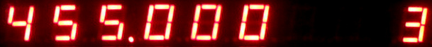 Dieser Alt-Text wurde noch nicht überprüft.

Zusammenfassung: Eine rote Siebensegmentanzeige auf schwarzem Hintergrund zeigt die Zahlenfolge 455.000, rechts ist eine weitere, angeschnittene Ziffer zu sehen.

Detailbeschreibung: Das Bild ist ein schmaler, horizontaler Ausschnitt einer digital leuchtenden Anzeige mit roten Siebensegmentziffern vor schwarzem Hintergrund. Von links nach rechts sind deutlich die Ziffern 4, 5, 5 zu sehen, gefolgt von einem leuchtenden Dezimalpunkt und drei Nullen (0 0 0). Die Segmente strahlen leicht über, wodurch ein weicher roter Glanz um die Balken entsteht. Am rechten Bildrand ist der linke Teil einer weiteren Ziffer angeschnitten, deren Form nicht vollständig erkennbar ist.