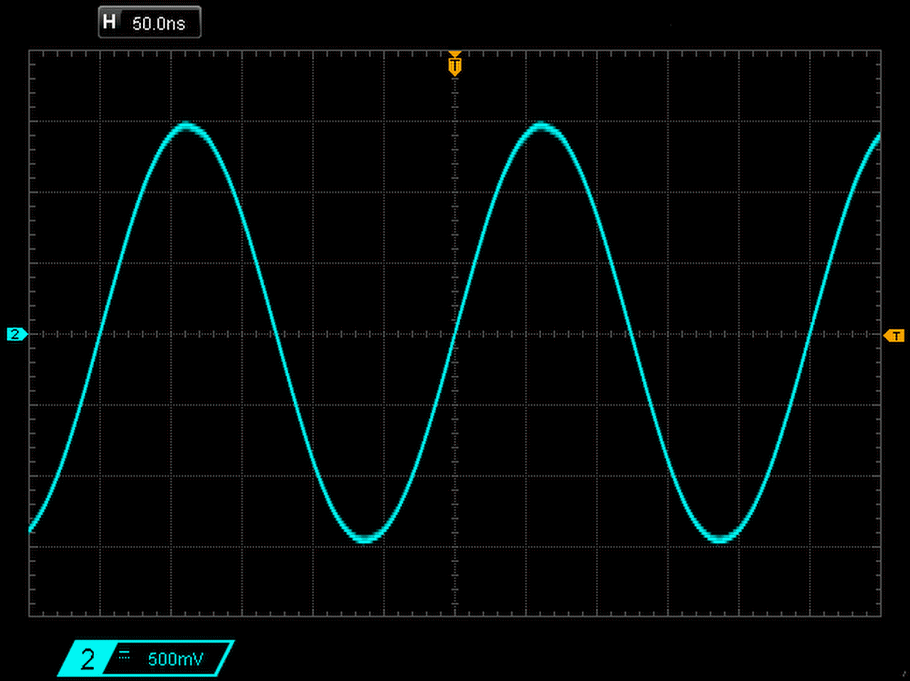 Dieser Alt-Text wurde noch nicht überprüft.

Zusammenfassung: Oszilloskopanzeige mit einer türkisen, sinusförmigen Kurve auf schwarzem Raster.

Detaillierte Beschreibung: Das Bild zeigt einen schwarzen Bildschirm mit feinem, grauem Gitter. Eine durchgehende, leuchtend türkise Kurve verläuft von links nach rechts und bildet eine regelmäßige Sinuswelle mit mehreren Wellenbergen und -tälern, symmetrisch um die Bildschirmmitte. Oben links steht in einem dunklen Feld „H 50.0ns“. Unten links ist ein cyanfarbener Kasten mit „2“ und „500 mV“ zu sehen; am linken Rand befindet sich ebenfalls ein kleines cyanfarbenes „2“-Label für den aktiven Kanal. Oben mittig ist ein kleines, gelbes Trigger-Dreieck, rechts mittig ein gelbes „T“-Marker am Rand. Die Kurve ist glatt, gleichmäßig und folgt dem Raster horizontal über den gesamten Anzeigebereich.