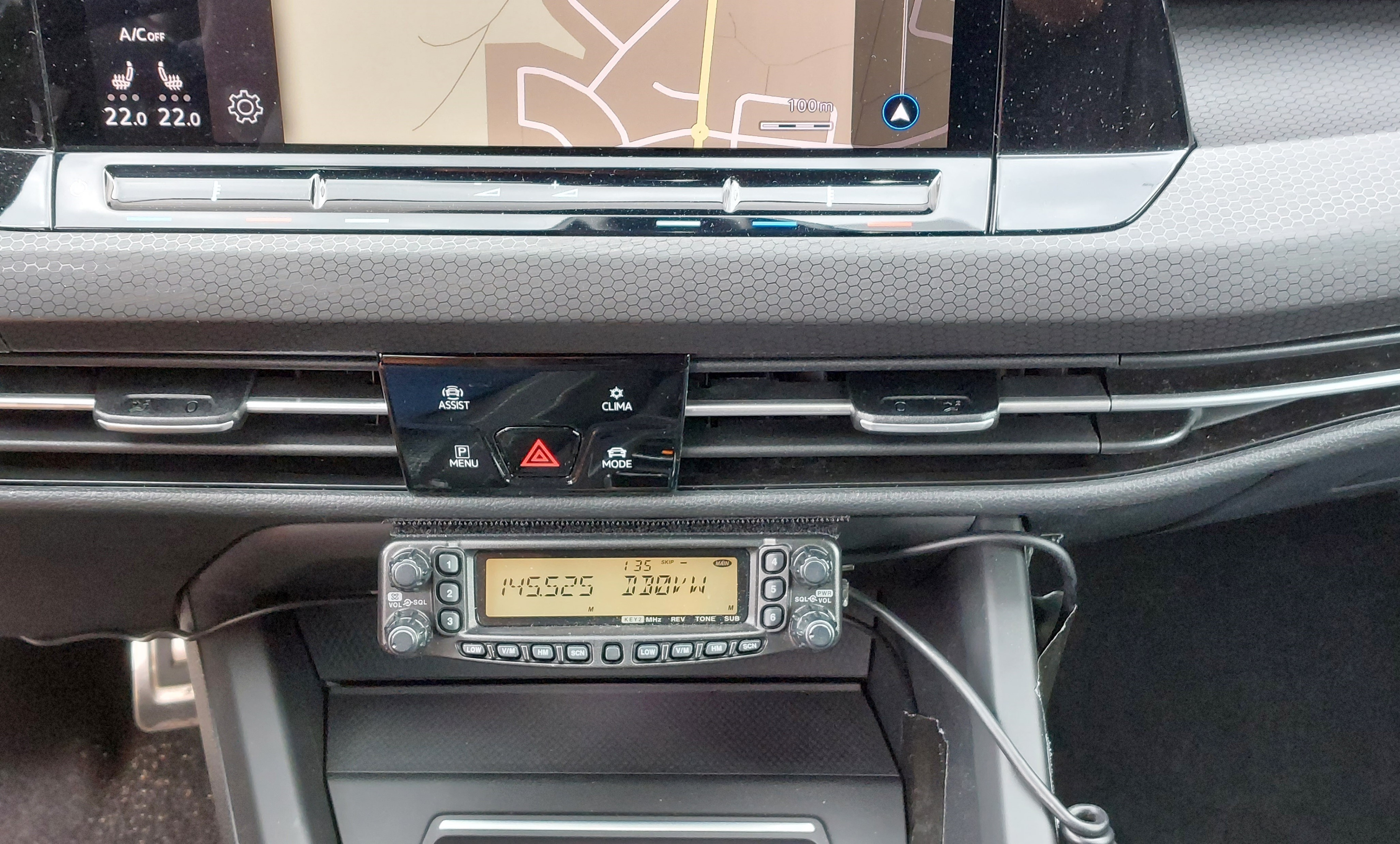 1) Kurzbeschreibung: Bedienteil eines VHF/UHF-Funkgerätes in der Mittelkonsole eines PKWs.

2) Ausführliche Beschreibung: Das Foto zeigt die Einbaustelle des Bedienteils eines VHF/UHF-Funkgerätes in der Mittelkonsole eines PKWs.