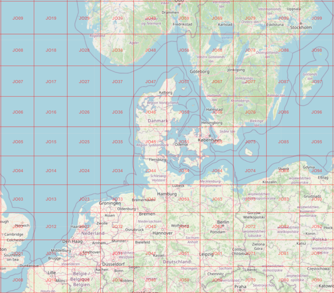 Der folgende Alt-Text wurde noch nicht geprüft: Zusammenfassung: Farbige Landkarte von Norddeutschland, Dänemark, Südschweden, den Niederlanden und Westpolen, überlagert von einem roten, beschrifteten Raster mit „JO“-Kacheln.

Detaillierte Beschreibung: Die Karte zeigt Küstenlinien der Nord- und Ostsee in Blau, Landflächen in Grün/Beige und zahlreiche Orts- und Regionsnamen in dunkler Schrift. Sichtbar sind u. a. Städte wie Hamburg, Berlin, København (Kopenhagen), Göteborg, Amsterdam, Groningen, Bremen, Hannover, Leipzig, sowie polnische Küstenorte. Über die gesamte Fläche liegt ein feines, regelmäßiges rotes Gitternetz; in jedem Feld steht eine rote Kennzeichnung aus den Buchstaben „JO“ plus zwei Ziffern (z. B. JO45, JO64, JO75). Das Raster bedeckt sowohl Land als auch Meer und ist rechtwinklig ausgerichtet. Grenzen, Straßen und topografische Details des Basiskartenstils sind dezent eingezeichnet; Inseln und Halbinseln Dänemarks (z. B. Sjælland und Fyn) sowie Südschwedens sind deutlich erkennbar. Die Kartenausschnittgrenzen schneiden links Teile des Vereinigten Königreichs an und reichen im Osten bis nach Polen, im Süden bis etwa nach Tschechien, im Norden bis Südschweden und Südnorwegen.