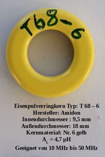 Der folgende Alt-Text wurde noch nicht geprüft: Kurzfassung: Ein gelber, runder Ringkern mit grüner Aufschrift „T68-6“ liegt auf hellem Hintergrund; darunter steht mehrzeiliger erklärender Text mit Typ, Hersteller und technischen Daten.

Detaillierte Beschreibung: Im Bildzentrum befindet sich ein glänzender, gelb lackierter Ringkern (Toroid) mit gleichmäßigem Querschnitt und kreisförmiger Öffnung; oben auf dem Ring ist mit grünem Filzstift „T68-6“ handschriftlich notiert. Der Hintergrund ist hellgrau bis beige. Unter dem Ring steht zentriert in schwarzer Schrift ein Block Text mit folgenden Zeilen: „Eisenpulverringkern Typ: T 68 – 6“, „Hersteller: Amidon“, „Innendurchmesser: 9,5 mm“, „Außendurchmesser: 18 mm“, „Kernmaterial: Nr. 6 gelb“, „A_L = 4,7 µH“, „Geeignet von 10 MHz bis 50 MHz“.