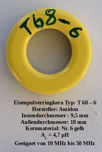 Dieser Alt-Text wurde noch nicht überprüft.

Kurzfassung: Ein gelber, runder Ringkern mit grüner Aufschrift „T68-6“ liegt auf hellem Hintergrund; darunter steht mehrzeiliger erklärender Text mit Typ, Hersteller und technischen Daten.

Detaillierte Beschreibung: Im Bildzentrum befindet sich ein glänzender, gelb lackierter Ringkern (Toroid) mit gleichmäßigem Querschnitt und kreisförmiger Öffnung; oben auf dem Ring ist mit grünem Filzstift „T68-6“ handschriftlich notiert. Der Hintergrund ist hellgrau bis beige. Unter dem Ring steht zentriert in schwarzer Schrift ein Block Text mit folgenden Zeilen: „Eisenpulverringkern Typ: T 68 – 6“, „Hersteller: Amidon“, „Innendurchmesser: 9,5 mm“, „Außendurchmesser: 18 mm“, „Kernmaterial: Nr. 6 gelb“, „A_L = 4,7 µH“, „Geeignet von 10 MHz bis 50 MHz“.