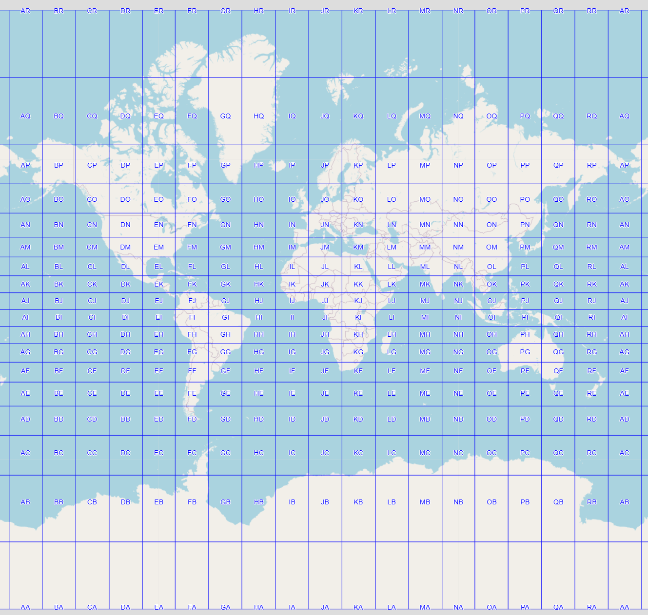 Der folgende Alt-Text wurde noch nicht geprüft: 1. Zusammenfassung: Weltkarte mit hellblauen Ozeanen und weißen Landflächen, überlagert von einem gleichmäßigen blauen Raster, dessen Felder jeweils mit zweibuchstabigen Codes beschriftet sind.

2. Detaillierte Beschreibung: Die gesamte Weltkarte ist in einem rechteckigen Gitternetz dargestellt, dessen Linien in kräftigem Blau/Violett verlaufen und ein gleichmäßiges Muster aus großen, rechteckigen Zellen bilden. In der Mitte jeder Zelle steht ein zweibuchstabiger Großbuchstaben-Code (z. B. AQ, BN, IO), zudem sind entlang der äußeren Ränder weitere zweibuchstabige Markierungen als Spalten- und Zeilenköpfe sichtbar. Die Meere sind hellblau eingefärbt, die Kontinente und Inseln erscheinen in Weiß ohne weitere Beschriftungen, Grenzen oder Legenden. Links sind Nord- und Südamerika zu sehen, in der Mitte Europa und Afrika, rechts Asien und Australien; am unteren Rand erstreckt sich eine breite weiße Landmasse (Antarktis), während im oberen Bereich helle Polarflächen sichtbar sind. Es gibt keine Maßstabsangaben oder Topografie, nur die Küstenkonturen und das überlagerte, beschriftete Raster.