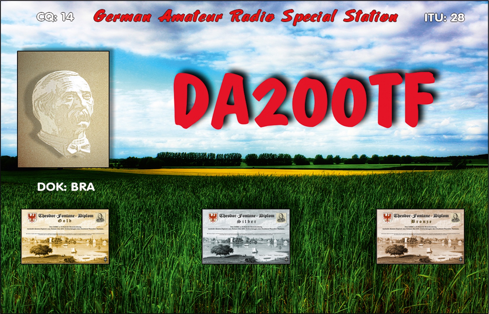 Der folgende Alt-Text wurde noch nicht geprüft: 1) Kurzfassung: Eine Amateurfunk-Grafik zeigt das große Rufzeichen „DA200TF“ vor einer ländlichen Landschaft, links ein Reliefporträt und unten drei kleine Diplom-Abbildungen.

2) Detaillierte Beschreibung: Im Hintergrund ist eine weite Wiese mit hohem grünen Gras, dahinter ein gelbliches Feld, eine Baumreihe am Horizont und ein teils bewölkter blau-weißer Himmel. Oben steht in roter, geschwungener Schrift „German Amateur Radio Special Station“; links oben „CQ: 14“, rechts oben „ITU: 28“. Zentral dominiert in sehr großen roten Buchstaben das Rufzeichen „DA200TF“ mit dunklem Schlagschatten. Links befindet sich ein rechteckiges Feld mit einem hellen Relief eines männlichen Kopfes mit Fliege, darunter im Grasbereich die weiße Aufschrift „DOK: BRA“. Am unteren Rand sind drei kleine, nebeneinander angeordnete Urkunden zu sehen, jeweils mit dem Titel „Theodor-Fontane-Diplom“ und den Varianten „Gold“, „Silber“ und „Bronze“; jede zeigt eine historische Stadt- oder Landschaftsdarstellung und ein kleines Porträt in der Ecke. Die Gesamtwirkung ist plakatartig, mit kräftigem Kontrast zwischen sattem Grün und dem roten Schriftzug.