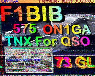 Der folgende Alt-Text wurde noch nicht geprüft: Zusammenfassung: Buntes SSTV-/QSL‑Motiv mit großem Rufzeichen „F1BIB“ vor dem Foto eines Flugzeugs und weiteren Amateurfunk-Schriftzügen.

Detaillierte Beschreibung: Das Bild zeigt im Hintergrund eine graue Nahaufnahme eines Flugzeugs (sichtbar sind Triebwerk und Flügelwurzel), darüber liegen sehr große, in Regenbogenfarben leuchtende Blockbuchstaben mit starkem Bildrauschen und horizontalen Scan‑Artefakten. Oben links steht klein „ON1GA“ (blau), oben rechts „Flemalle-Haute JO20RO“ (orange/gelb). Zentral dominiert „F1BIB“ in großem Rot/Orange, darunter „575“ in Türkis und „ON1GA“ in Rot. Weiter unten folgt „TNX For QSO“ in mehrfarbiger Schrift. Unten rechts steht groß „73 GL“ in Pink/Magenta. Unten links ist ein kleines, gerahmtes Mini‑Foto mit Schriftzug (u. a. „ON1GA“) eingebettet, dessen Details durch das Rauschen teils schwer erkennbar sind. Die gesamte Grafik wirkt wie ein empfangenes SSTV‑Bild mit kräftigen Neonfarben, Körnung und Verzerrungen.
